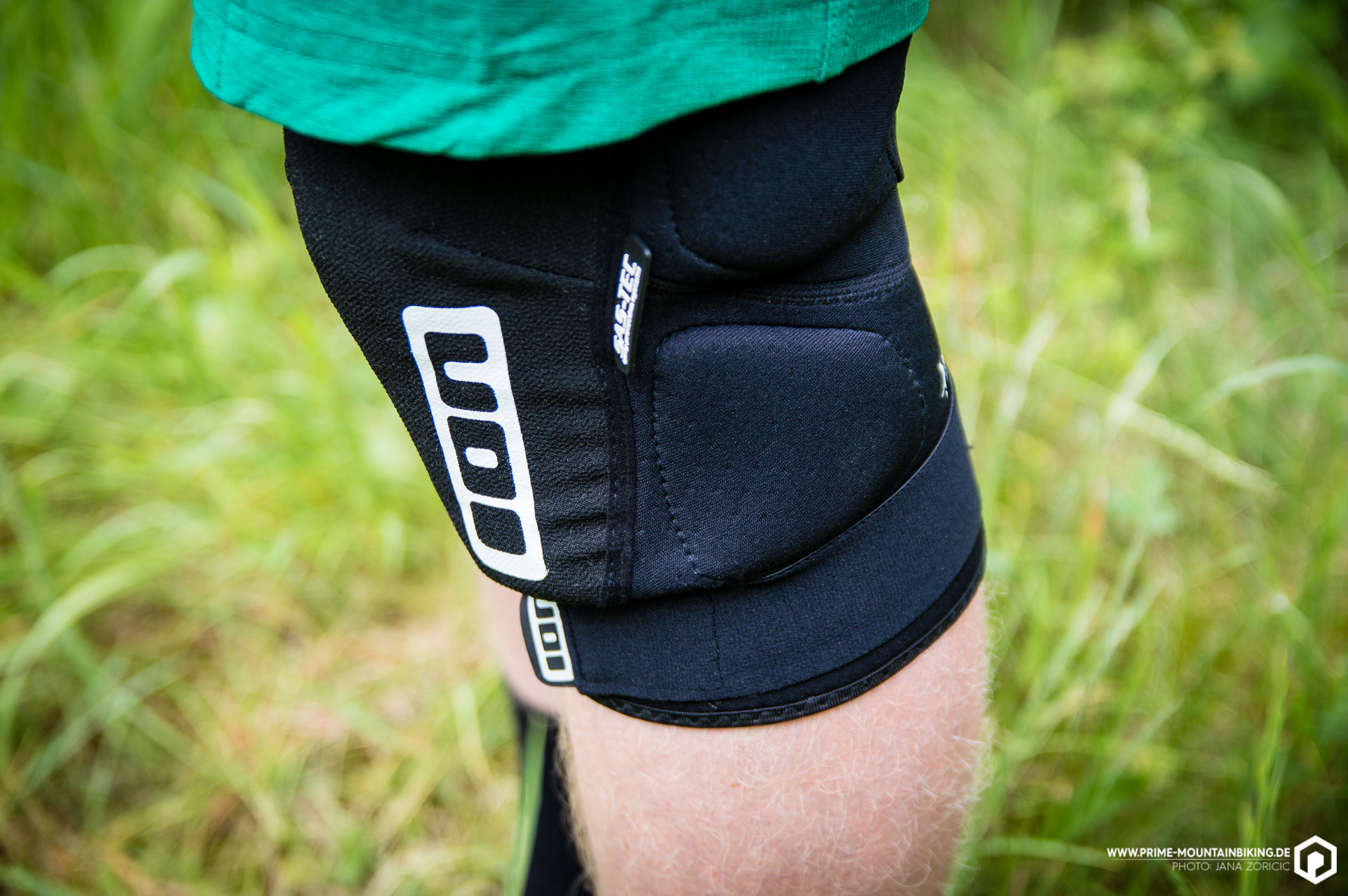 Die seitlichen Pads sind aus Eva-Schaum und bieten umfassenden Schutz für dein Knie.