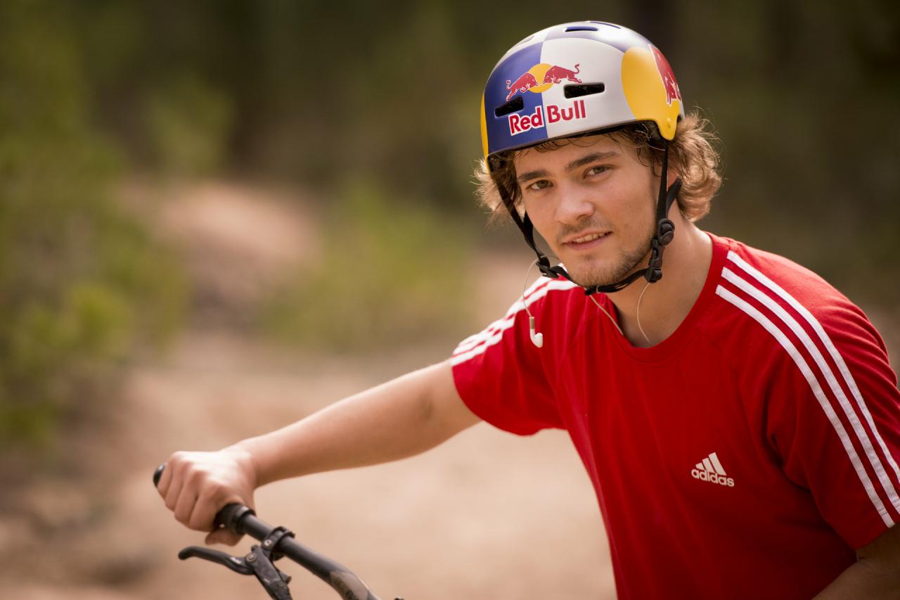 Der professionelle Mountainbike Athlet Peter Henke wird u.a. von Red Bull, Adidas & Canyon gesponsert.