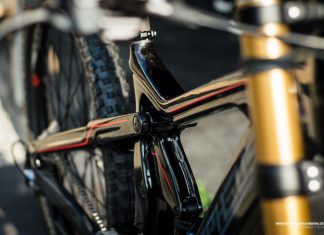 Sofort fällt einem das extravagante, bullige Rahmendesign des Big-Bikes auf. Die durchgehende Linie, die Oberrohr und der Hinterbau bilden, ist das Markenzeichen aller Bikes von Morpheus.