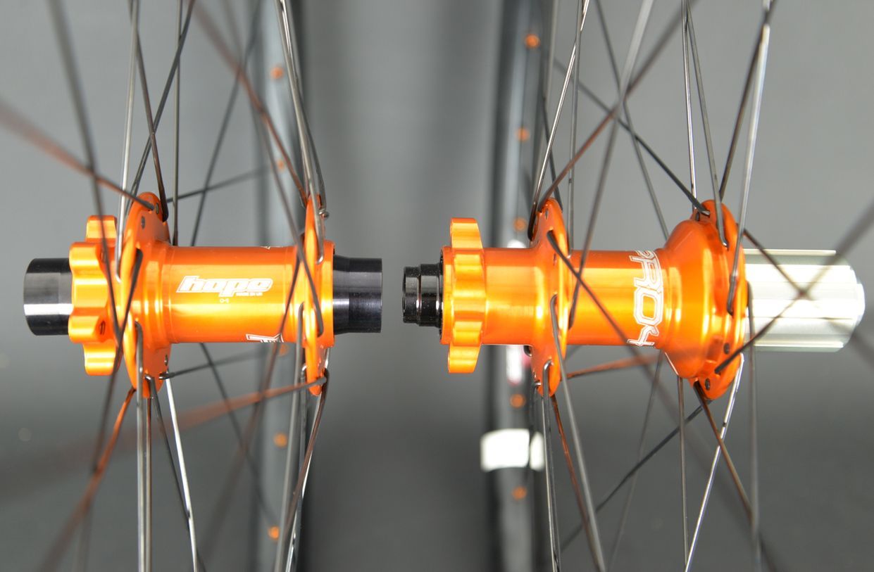 Laufradsatz mit Hope Pro4 Naben, Spank Spike 33 Felgen und Sapim D-Light Speichen in orange