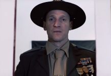 Steve Peat geht in der Rolle des Drill Sergeant förmlich auf!