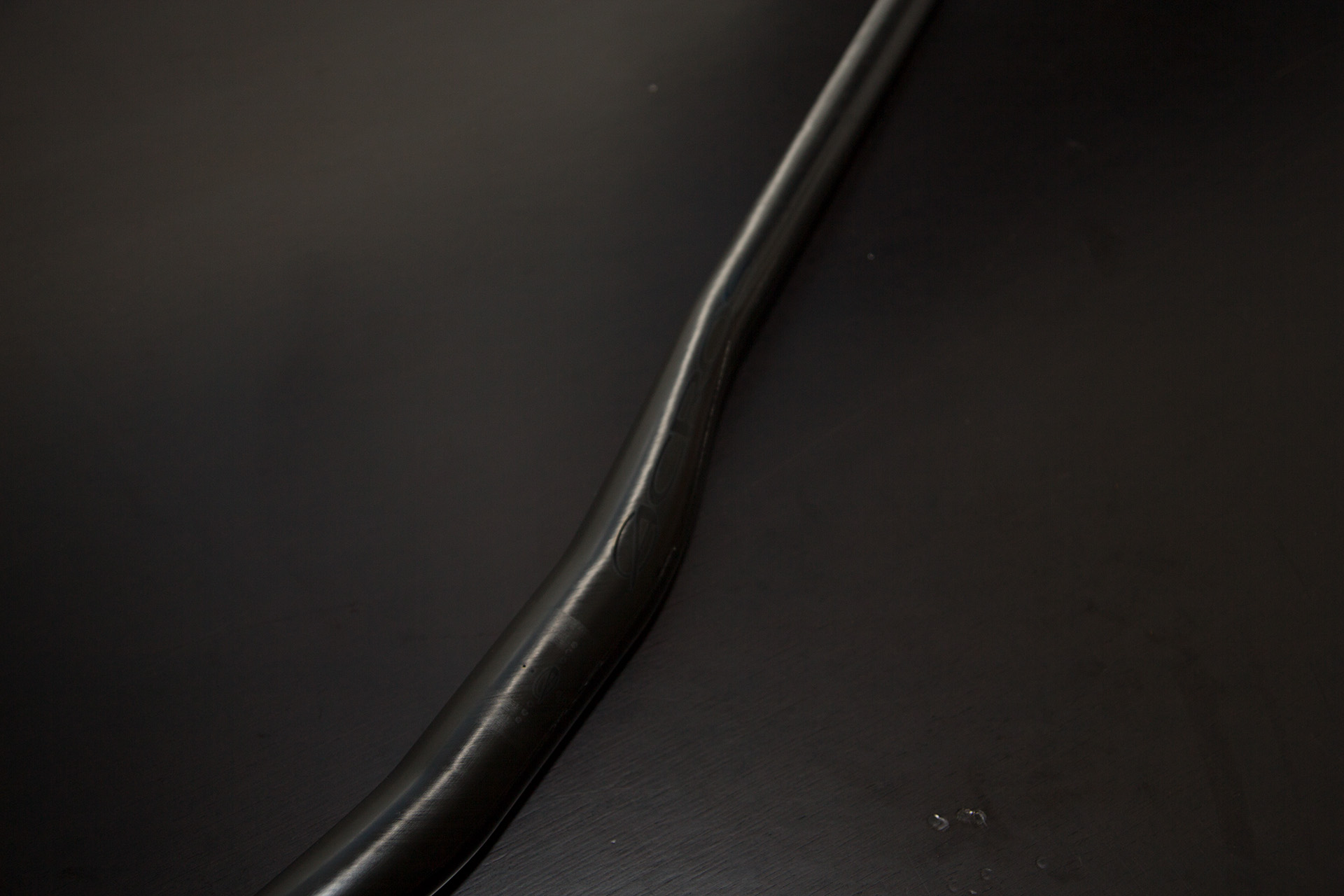 Der Carbon Bar kommt mit einer extra breiten 35 mm Klemmung, die höhere Steifigkeit bei geringerem Gewicht ermöglicht.